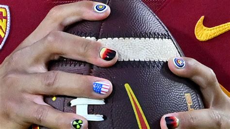 Why Do Athletes Paint Their Nails Black: A Symbol of Rebellion or a Fashion Statement?